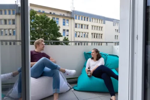 Karriere - Mitarbeiter chillen auf dem Balkon