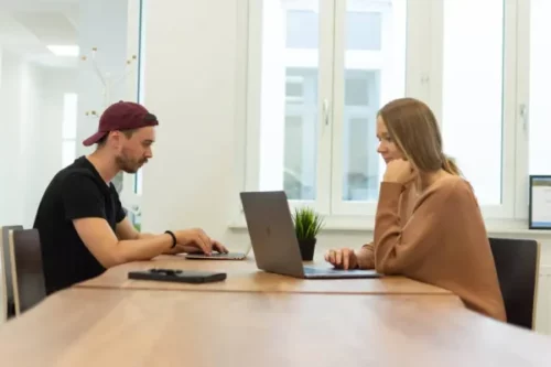 Karriere - Mitarbeiter arbeiten am Tisch