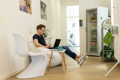 Karriere - Mitarbeiter arbeitet im Flur