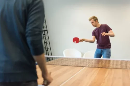 Mitarbeiter spielen Tischtennis